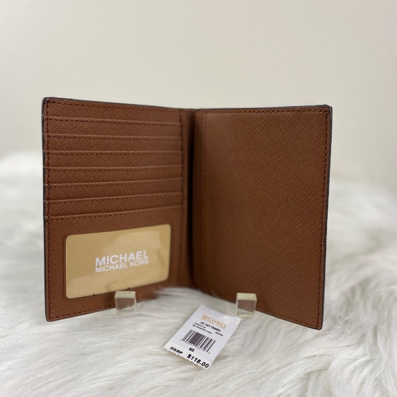 🔥SALE🔥MICHAEL KORS JET SET TRAVEL PASSPORT CASE - Picture 7 of 8